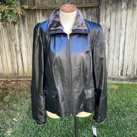 Wilsons Leather Jackets & Blazers - NWT Wilson Black Leather Faux Fur Collar Jacket